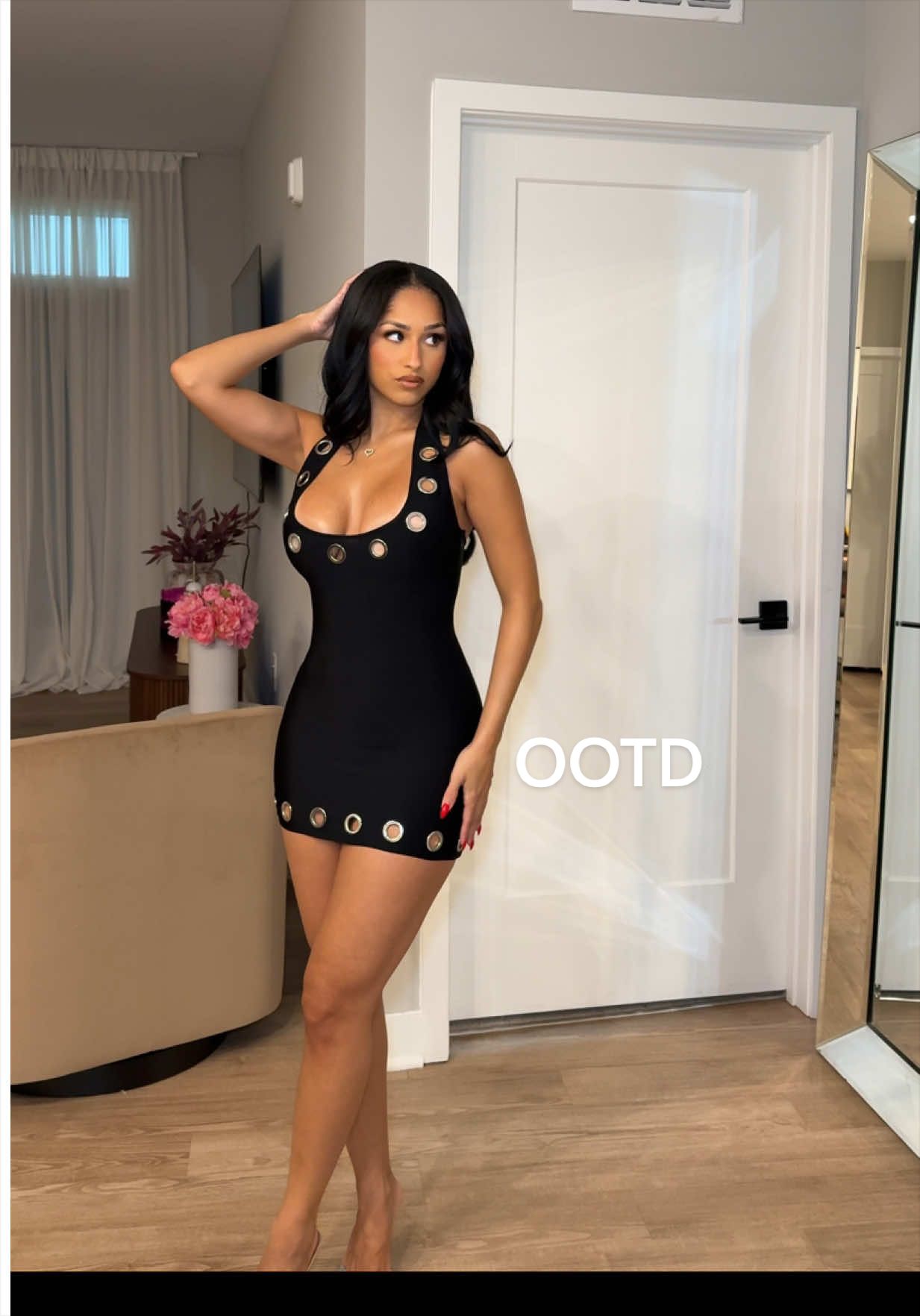 Robe noire moulante avec œillets métalliques @Alyssa Marie