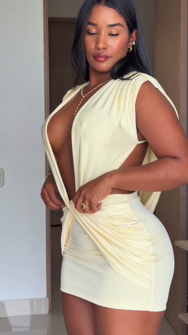 Robe Élégante en Soie par Créateur Réputé