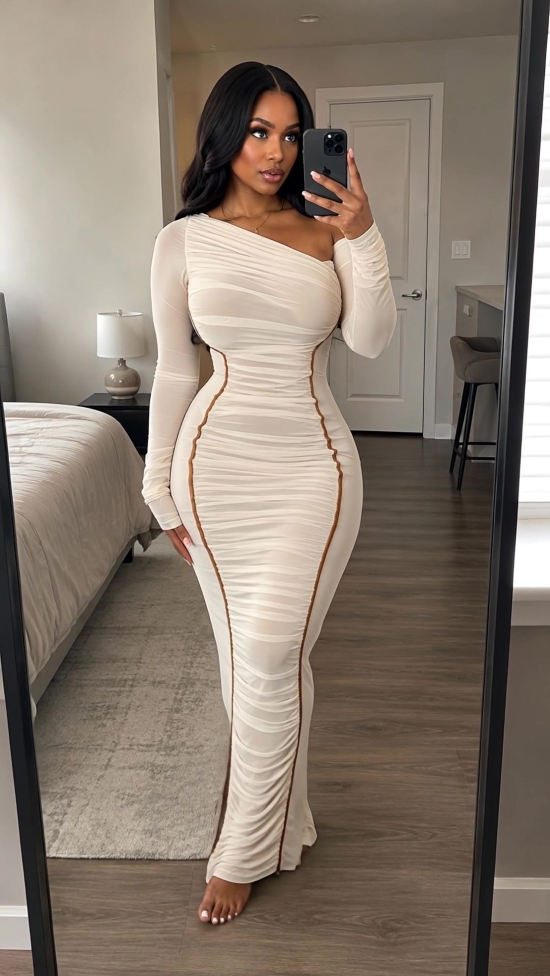 Robe blanche moulante épaule diagonale élégante @TrendAura | Fashion Finds