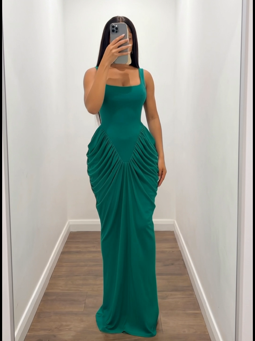 Robe verte moulante sans manches élégante @Makala Lonneré