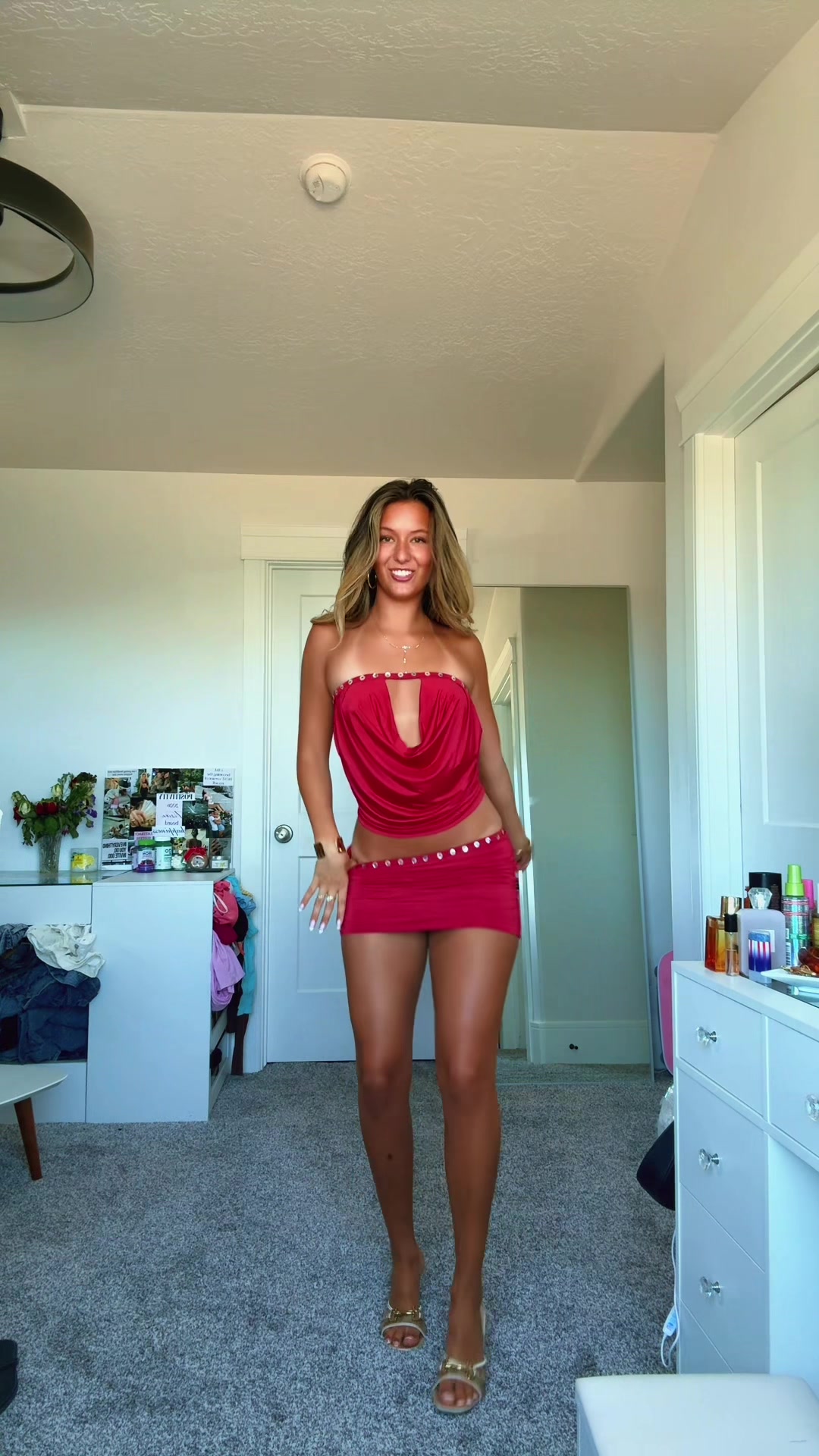 Haut bustier rouge sans manches & mini-jupe froncée @kenna🪽