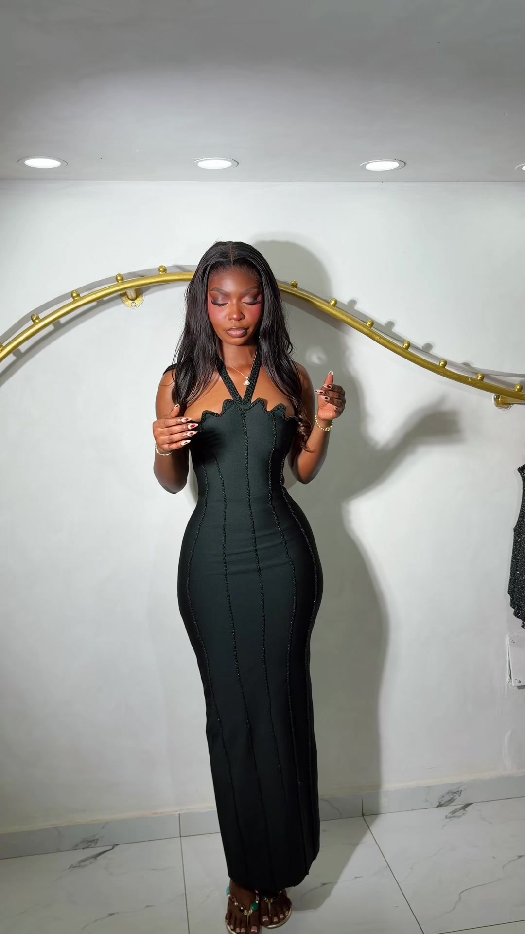 Robe noire moulante style licou avec perles @unik_look