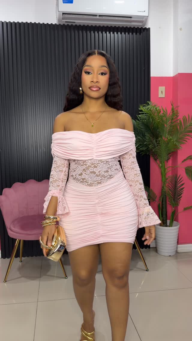 Robe moulante rose à épaules dénudées, dentelle