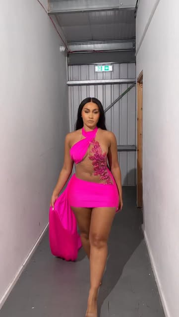 Robe rose vif col suspendu avec strass - créateur