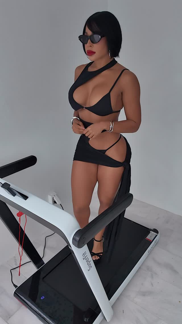 Robe noire élégante par un créateur tendance