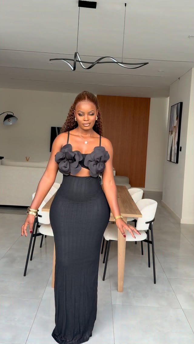 Robe longue noire moulante avec fleurs 3D par Zounko