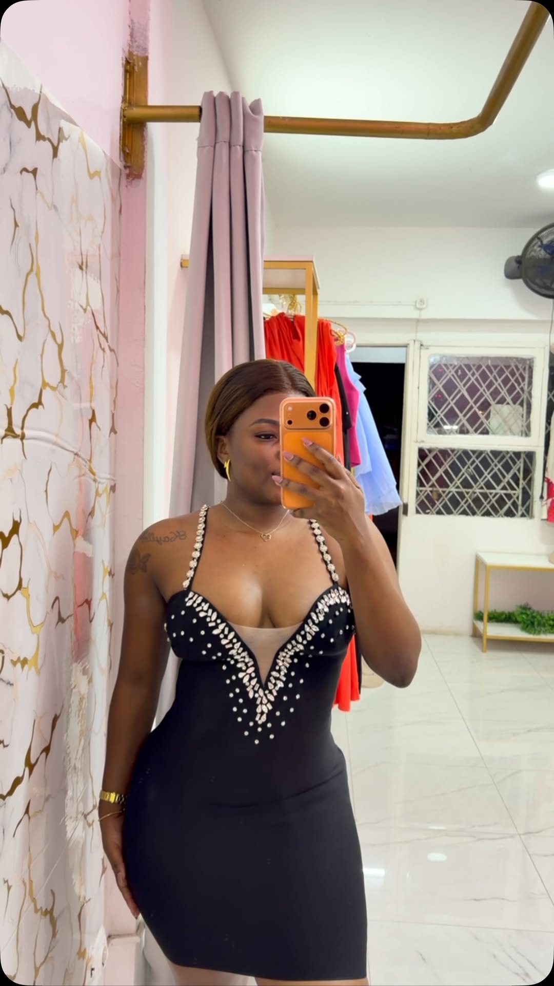 Robe noire moulante à perles sexy par un créateur renommé
