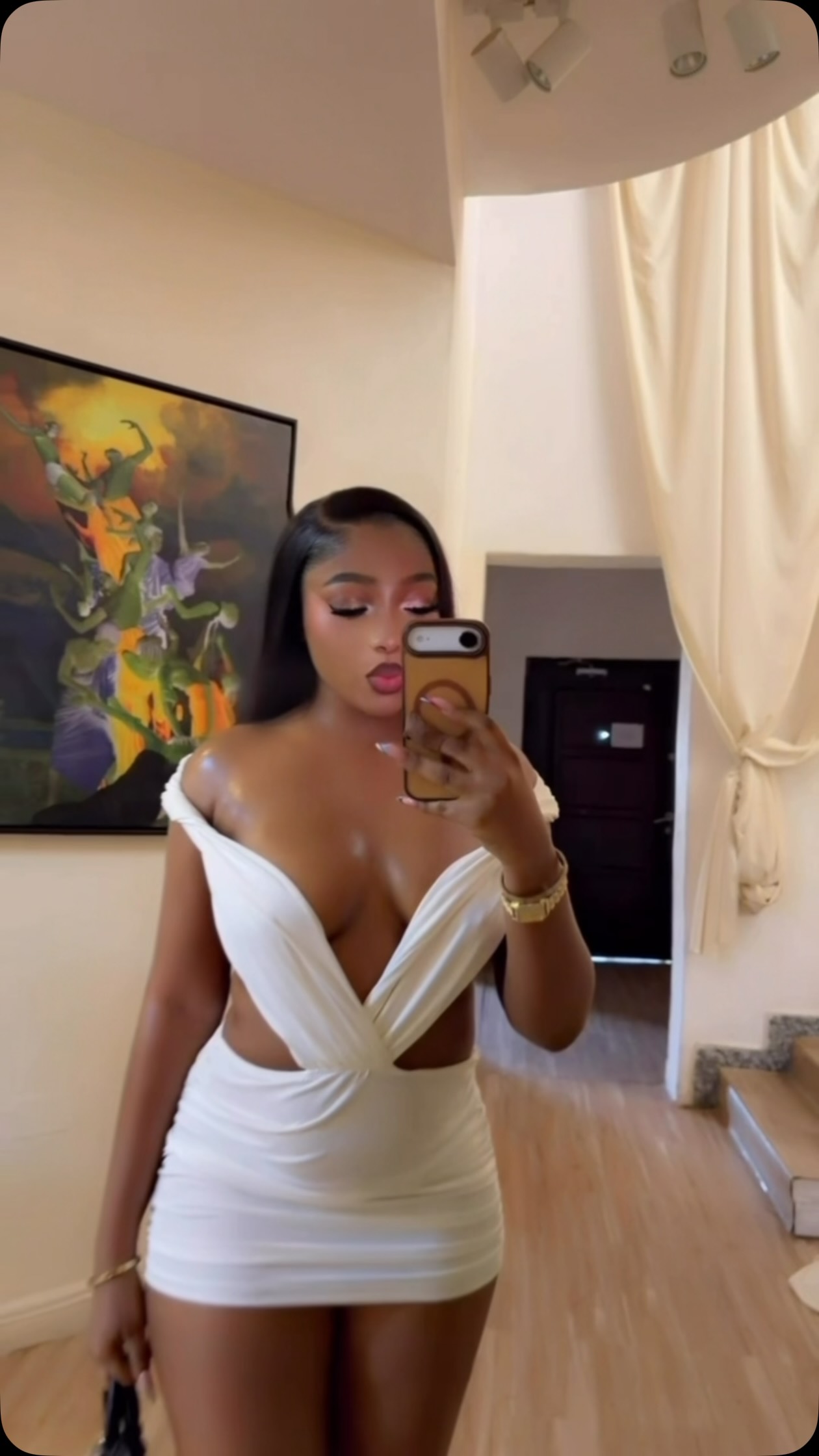 Mini robe blanche sans manches col V profond BOOFEENAA