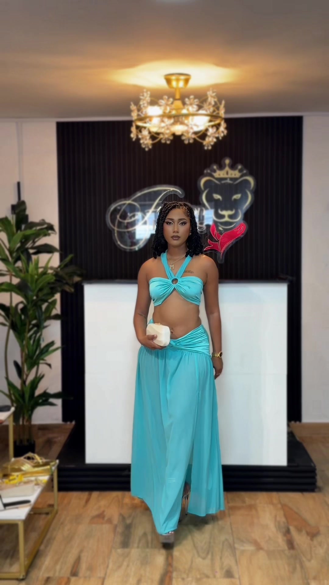 Ensemble bleu ciel : haut froncé à licou et jupe fendue @Fashion prides
