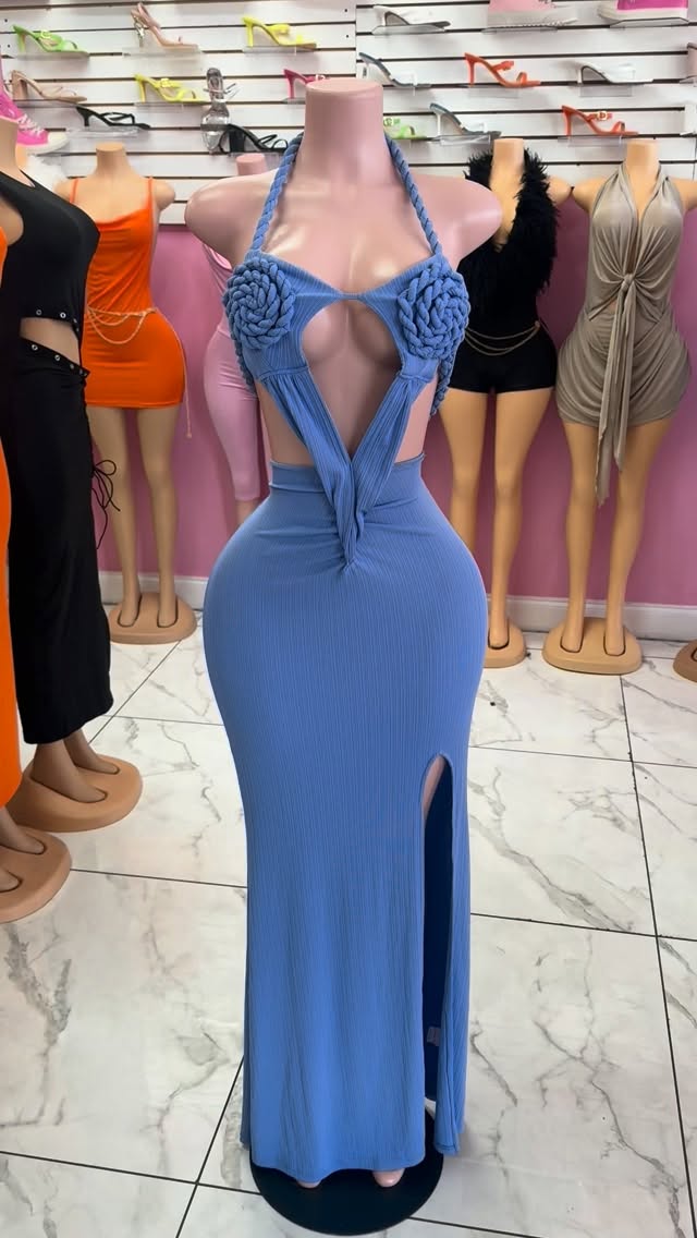 Robe longue bleue froncée buste tressé - été 2025