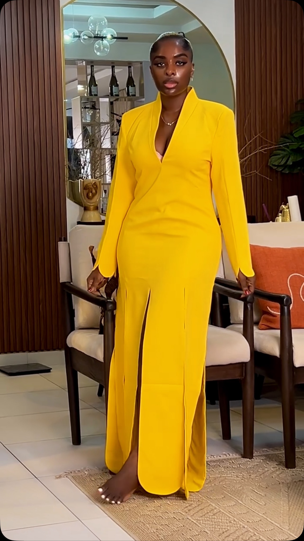 Robe longue jaune avec col en V et fente Modphy