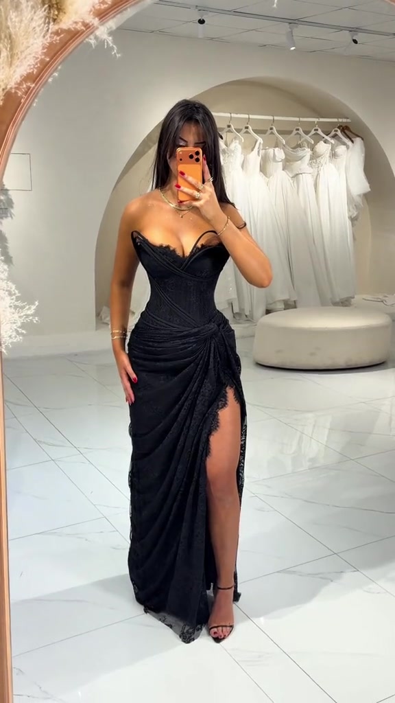 Robe noire en dentelle fendue sans manches @nazzaflora