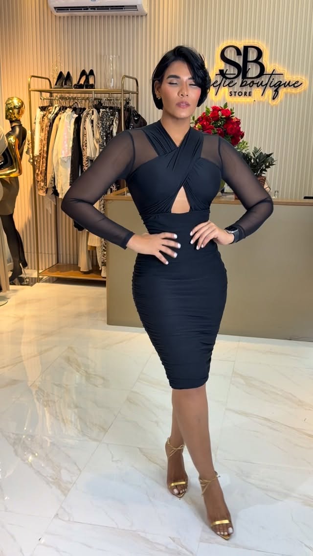 Robe noire élégante par un designer talentueux