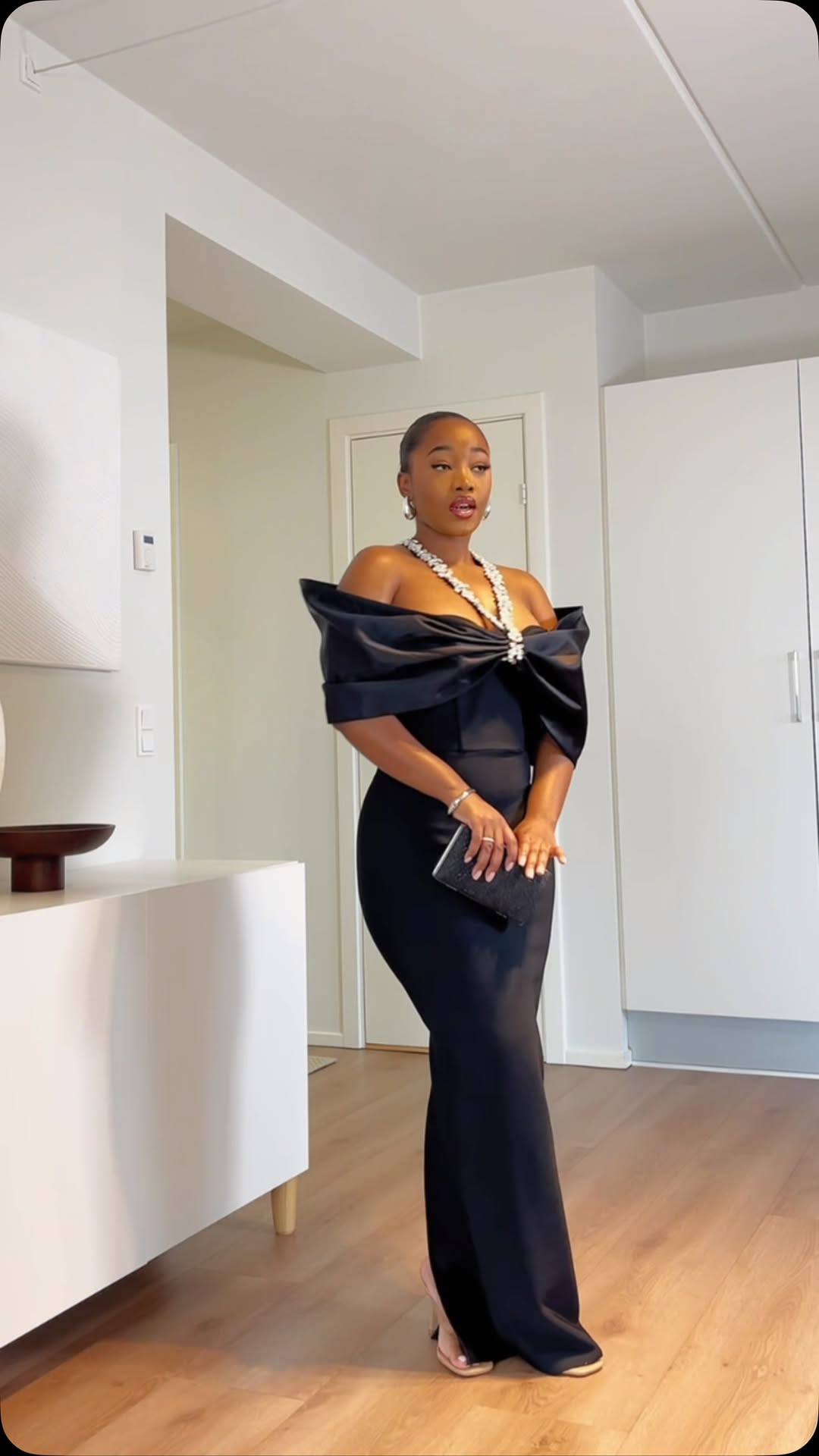 Robe sirène noire épaule dénudée avec perles par Mila