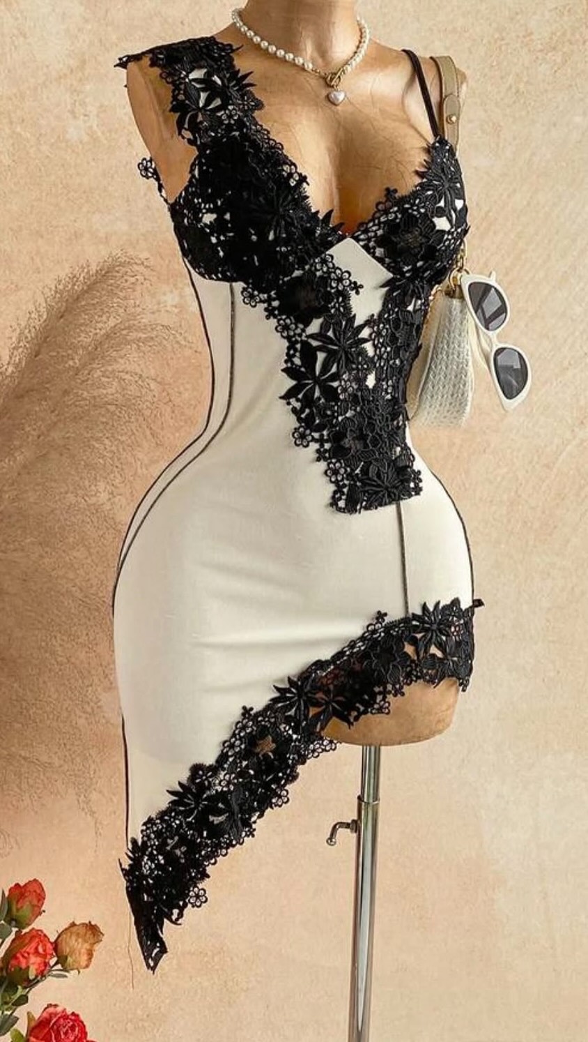 Robe mi-longue blanche avec dentelle noire, Hawthaw