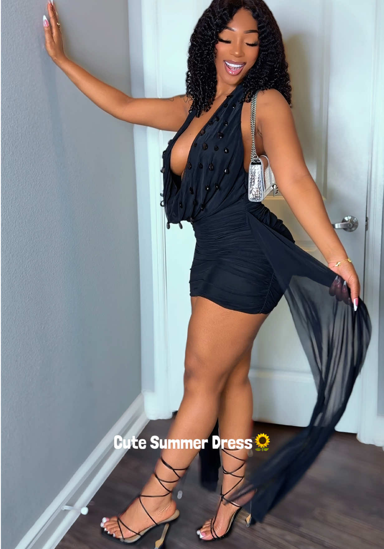 Robe noire drapée sans manches, décolleté profond @molly_poppinss