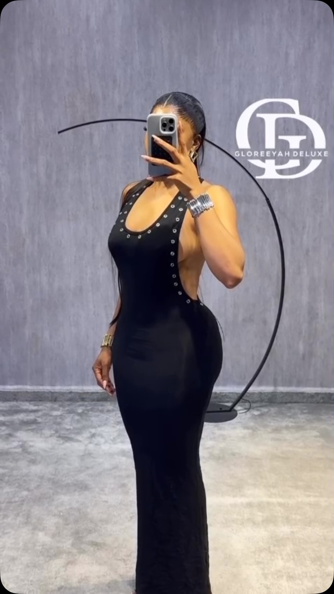 Robe noire moulante col U dos nu avec détails métalliques