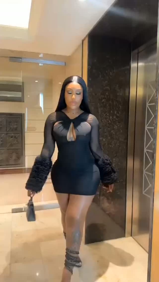 Mini-robe noire croisée en maille avec manches fourrure