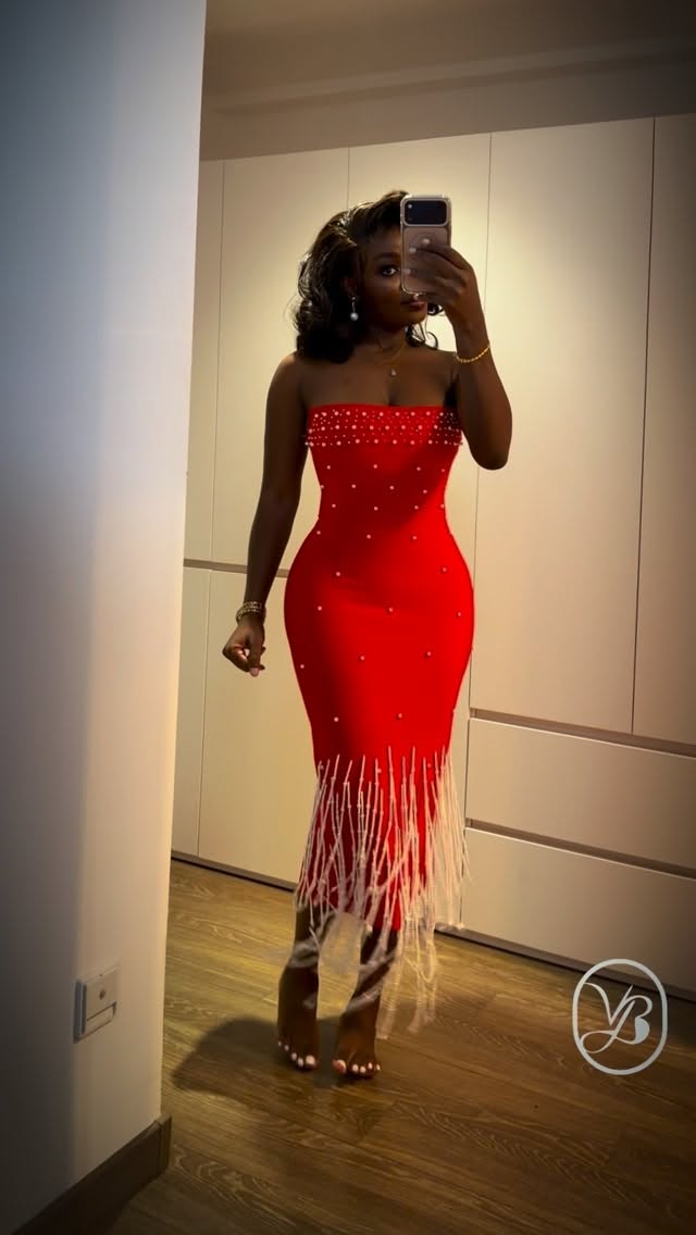 Robe rouge élégante avec perles par créateur YB