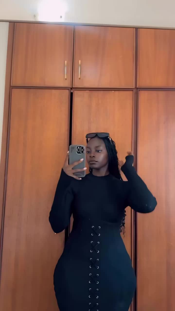 Robe noire ajustée à lacets, col roulé chic @Joselyne ♥️✨💞