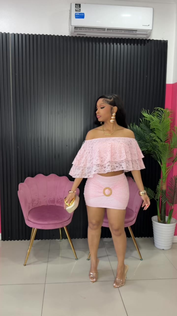 Haut court rose en dentelle et jupe moulante à anneau @DacyTrendystyles
